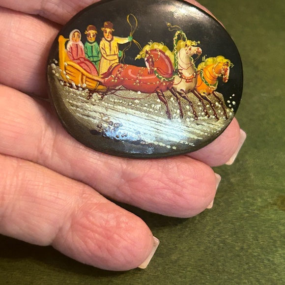 Vintage Russian Signed Hand Painteded Lacquered Pin w Beautiful Winter Scene - Picture 5 of 5